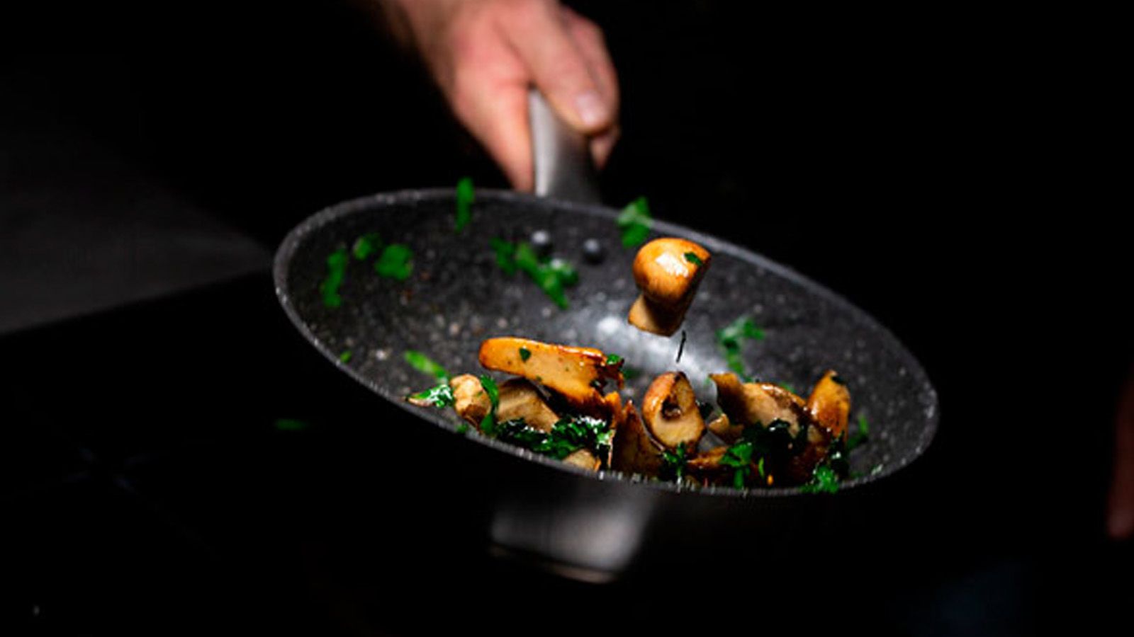 Nettoyer tous les champignons, les émincer et les faire suer au beurre