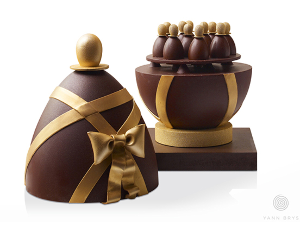 Oeuf en chocolat garni d'une gourmandise caramel pralinée